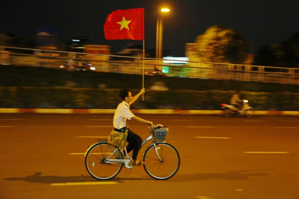 Nam sinh Sài Gòn thong dong đạp xe với lá cờ đỏ được người qua đường tặng