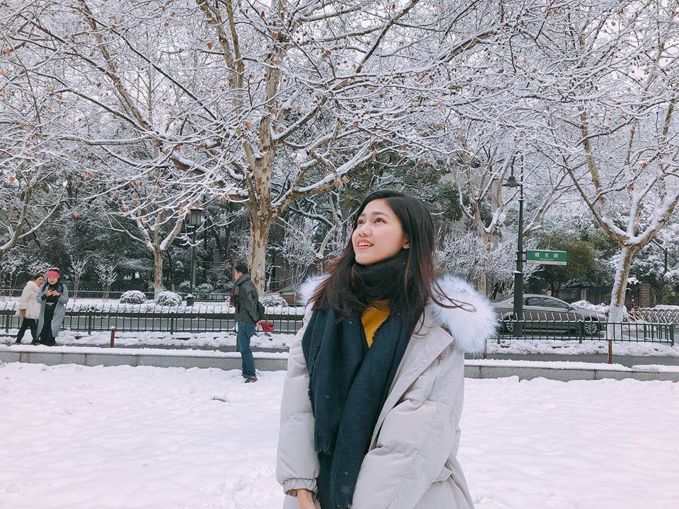Á hậu Thanh Tú đã có mặt tại Trung Quốc để cổ vũ U23 Việt Nam trong trận chung kết Á hậu Thanh Tú đã có mặt tại Trung Quốc để cổ vũ U23 Việt Nam trong trận chung kết