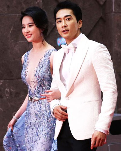 Song Seung Hun - Lưu Diệc Phi: Là tình yêu thật sự hay chiêu trò truyền thông đánh lừa khán giả suốt 2 năm qua? Song Seung Hun - Lưu Diệc Phi: Là tình yêu thật sự hay chiêu trò truyền thông đánh lừa khán giả suốt 2 năm qua?