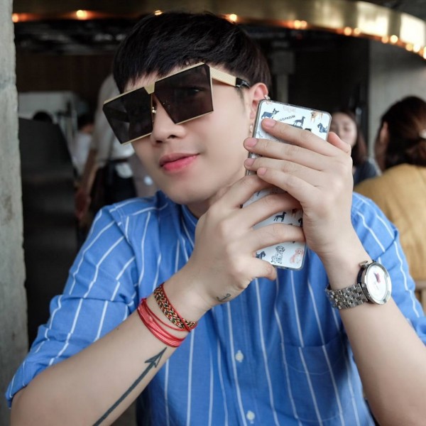 Sao Việt say mê kính siêu nhân hơn 8 triệu đồng, đụng hàng liên tục suốt mấy ngày đầu năm