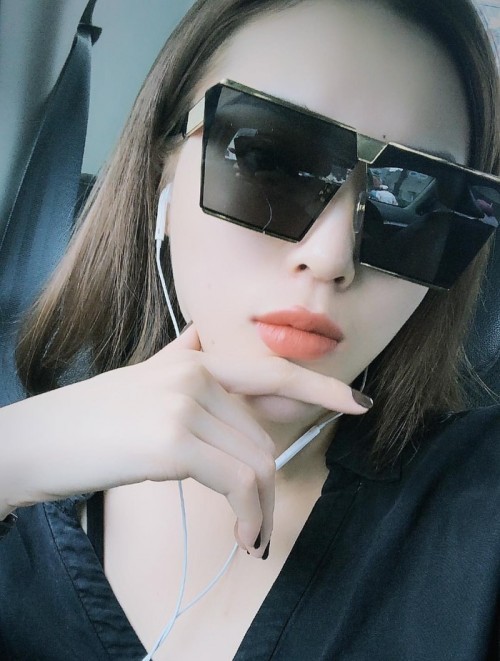 Sao Việt say mê kính siêu nhân hơn 8 triệu đồng, đụng hàng liên tục suốt mấy ngày đầu năm