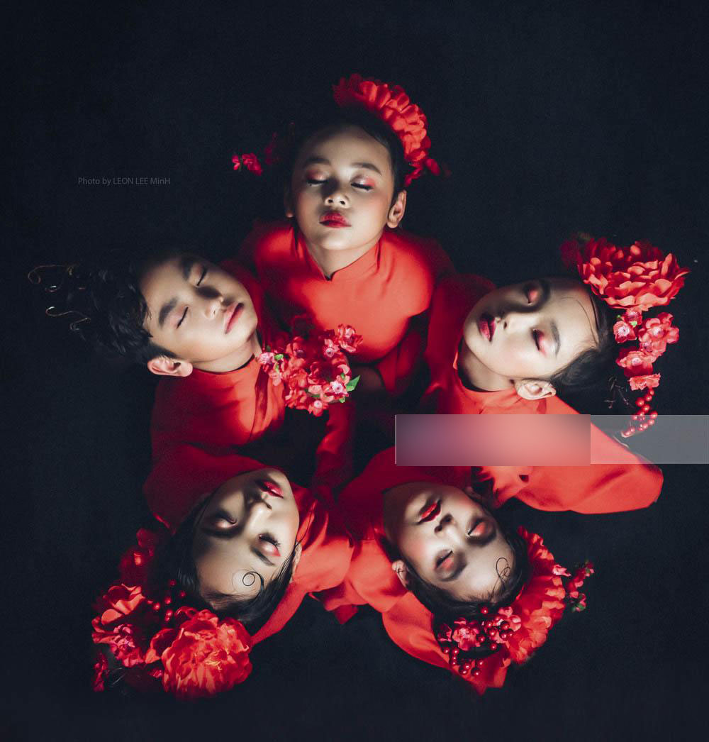 Mẫu nhí cũng hâm mộ cầu thủ U23 Việt Nam, chụp cả bộ ảnh chúc các chú chiến thắng!