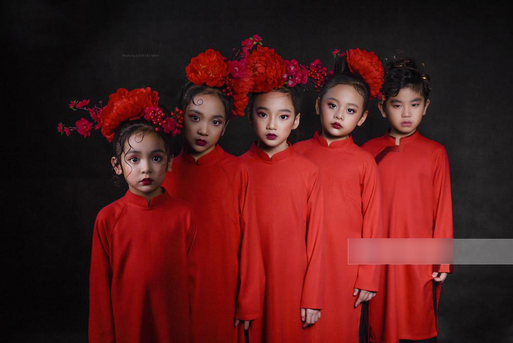 Mẫu nhí cũng hâm mộ cầu thủ U23 Việt Nam, chụp cả bộ ảnh chúc các chú chiến thắng!