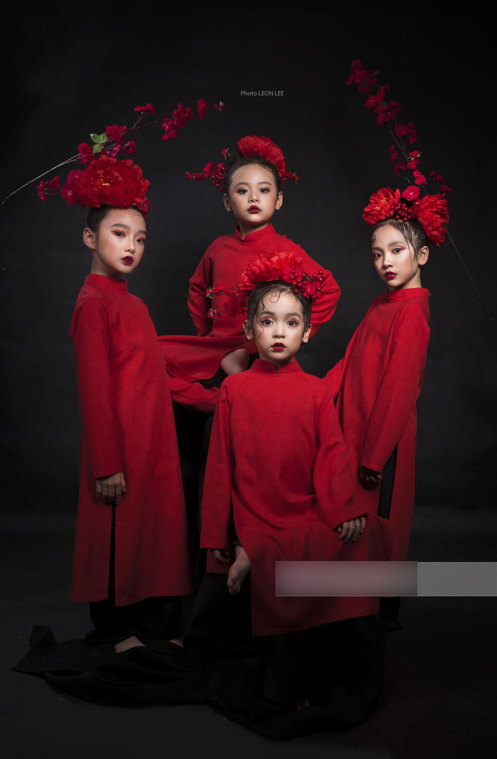 Mẫu nhí cũng hâm mộ cầu thủ U23 Việt Nam, chụp cả bộ ảnh chúc các chú chiến thắng!