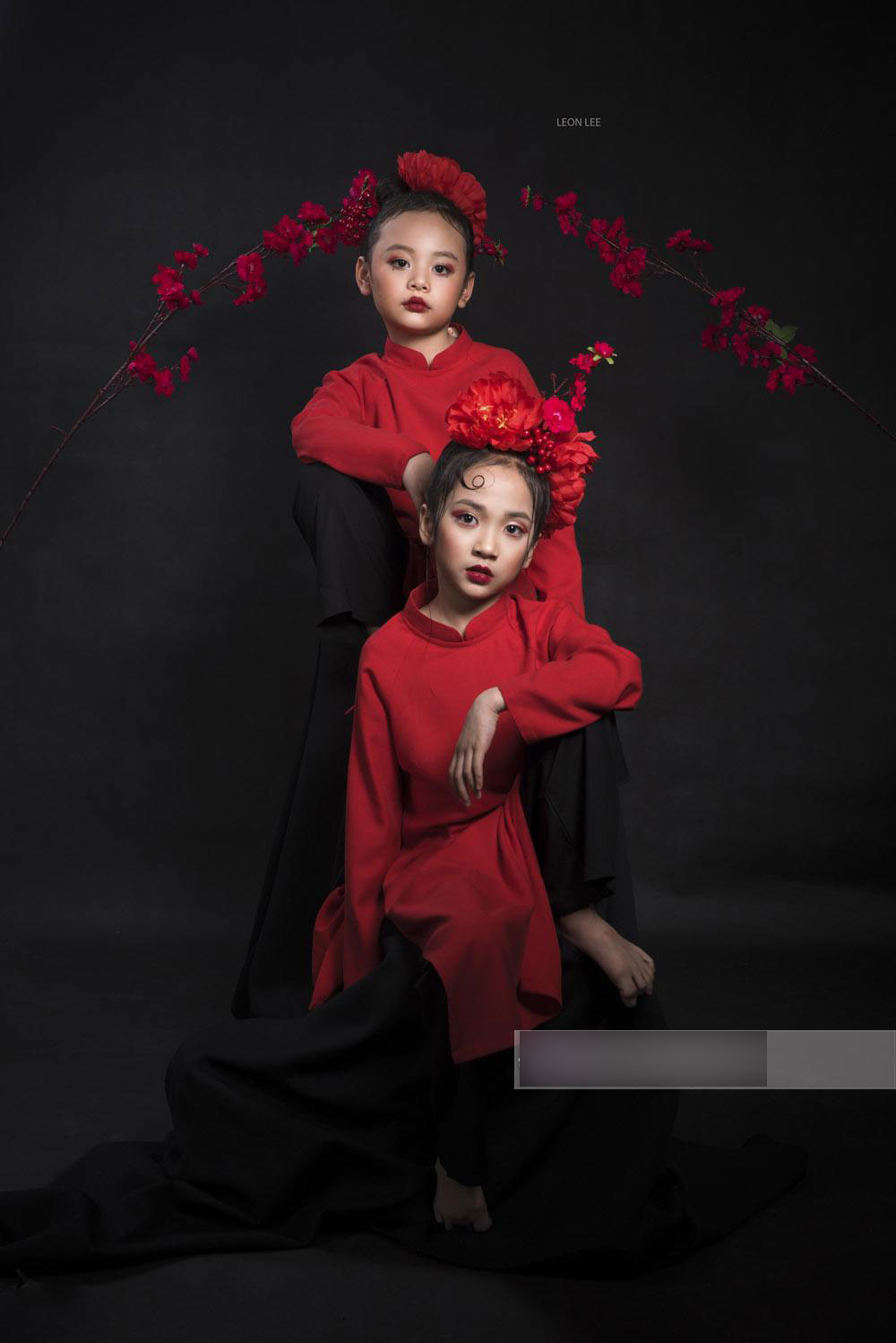 Mẫu nhí cũng hâm mộ cầu thủ U23 Việt Nam, chụp cả bộ ảnh chúc các chú chiến thắng!