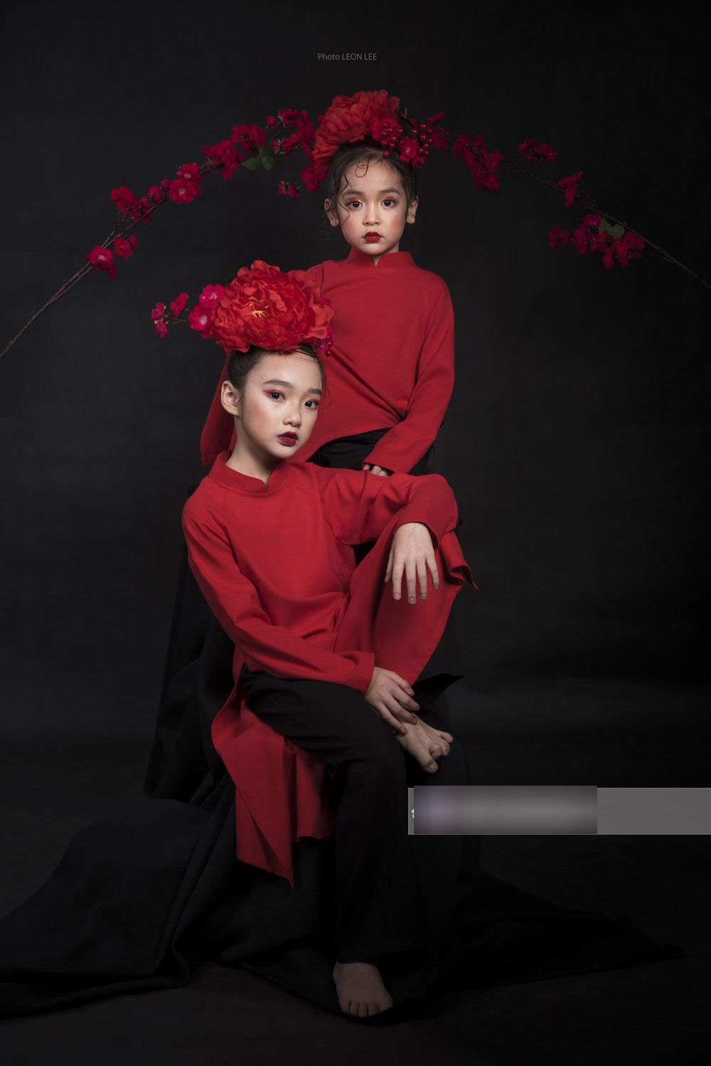 Mẫu nhí cũng hâm mộ cầu thủ U23 Việt Nam, chụp cả bộ ảnh chúc các chú chiến thắng!