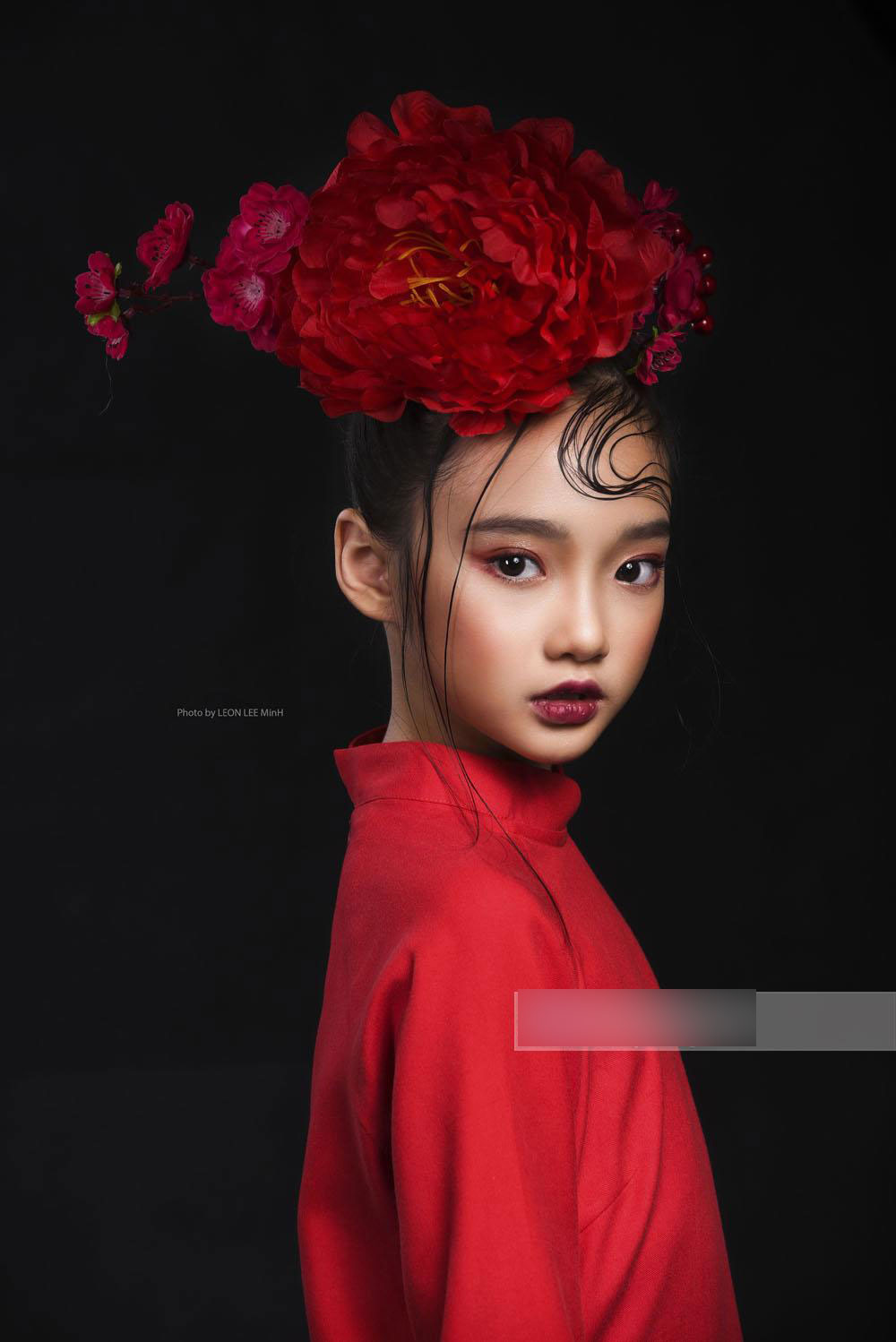 Mẫu nhí cũng hâm mộ cầu thủ U23 Việt Nam, chụp cả bộ ảnh chúc các chú chiến thắng!