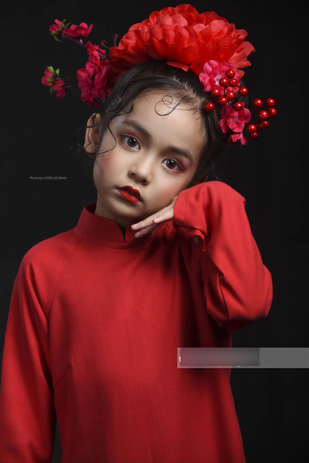 Mẫu nhí cũng hâm mộ cầu thủ U23 Việt Nam, chụp cả bộ ảnh chúc các chú chiến thắng!