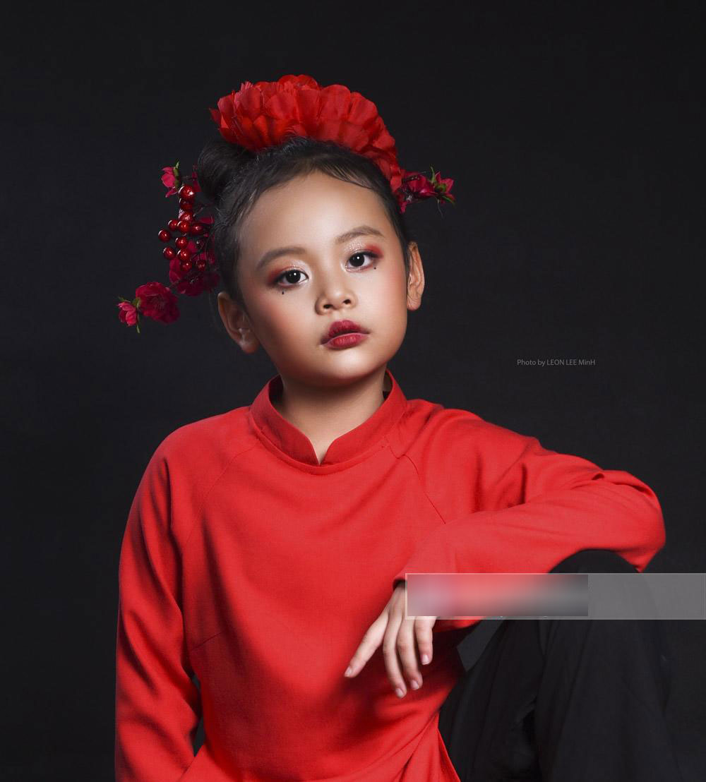 Mẫu nhí cũng hâm mộ cầu thủ U23 Việt Nam, chụp cả bộ ảnh chúc các chú chiến thắng!