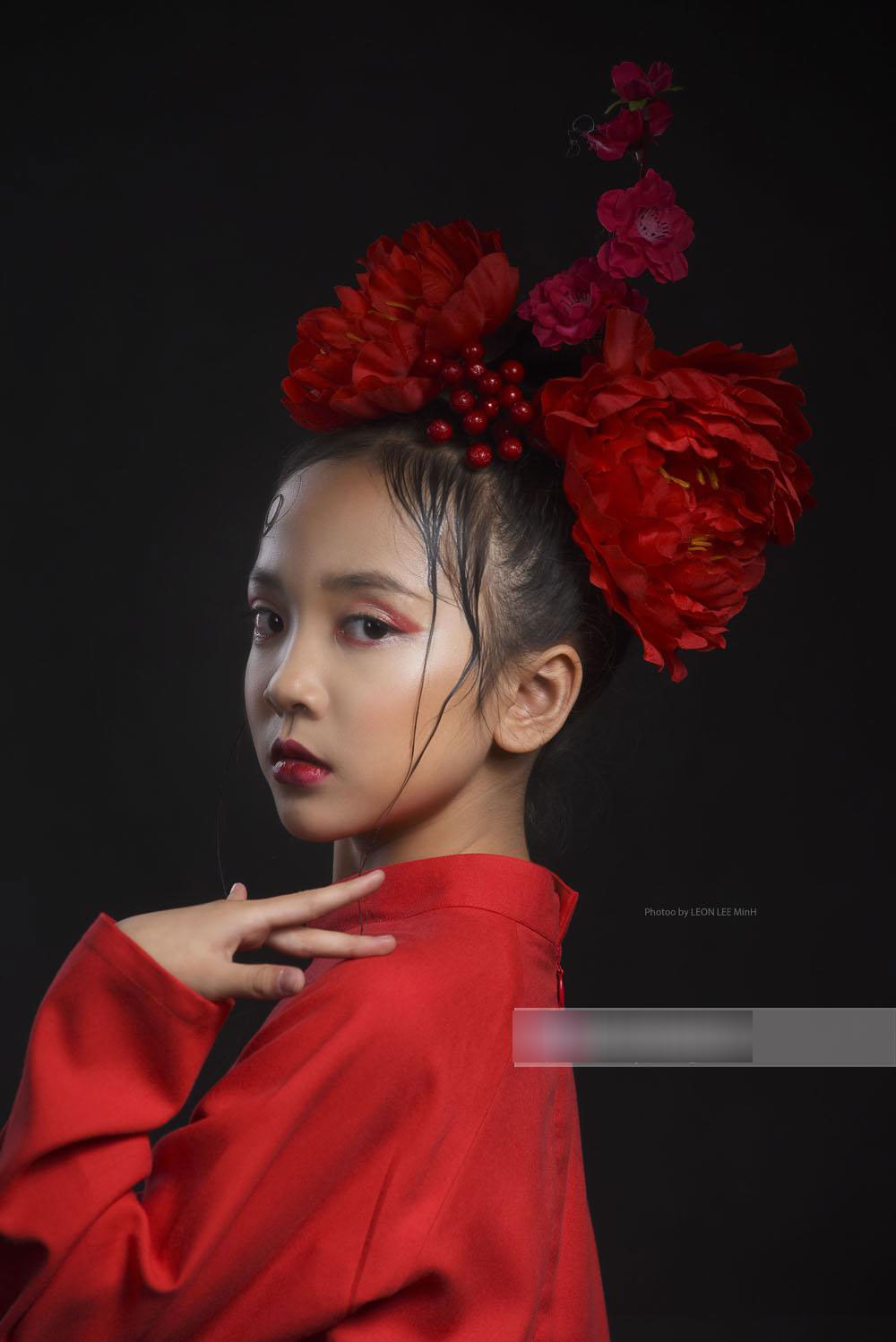 Mẫu nhí cũng hâm mộ cầu thủ U23 Việt Nam, chụp cả bộ ảnh chúc các chú chiến thắng!