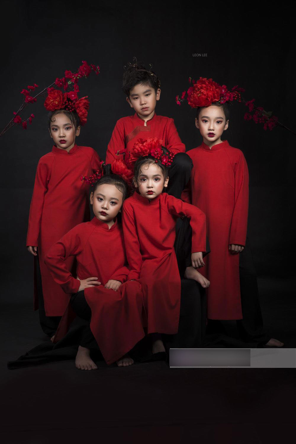 Mẫu nhí cũng hâm mộ cầu thủ U23 Việt Nam, chụp cả bộ ảnh chúc các chú chiến thắng!