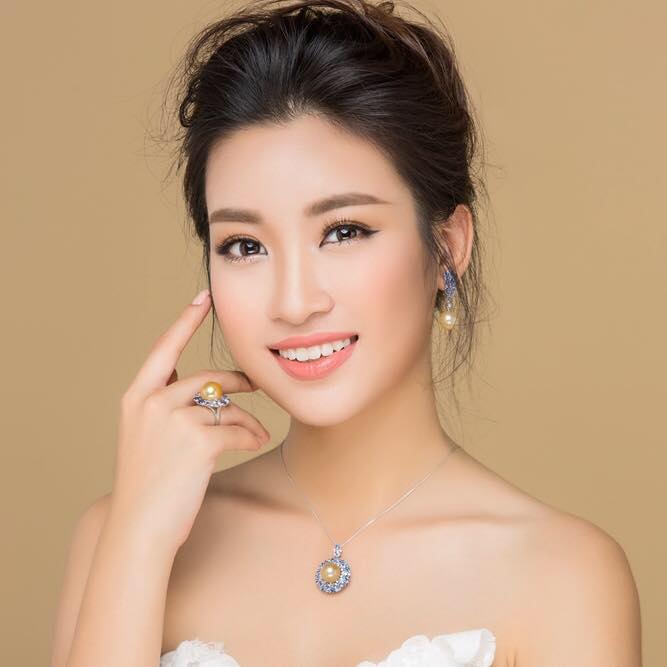 MC Phan Anh, Hoàng Bách...rầm rộ mua vé sang Trung Quốc cổ vũ U23