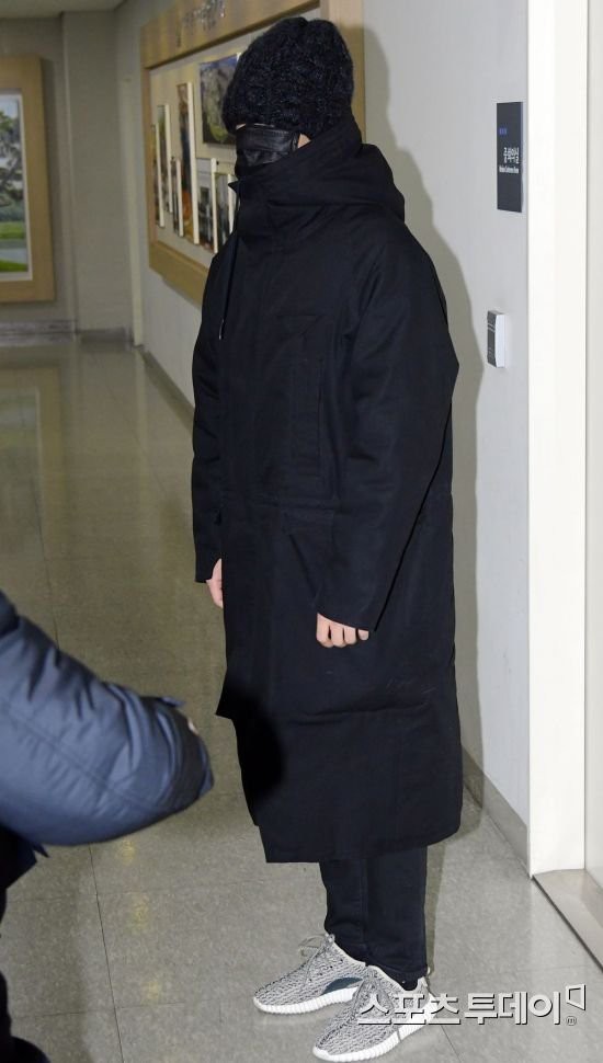 Đi muộn trong ngày đầu tiên trở lại quân ngũ, T.O.P (Big Bang) bị ném đá thậm tệ và so sánh với Yunho