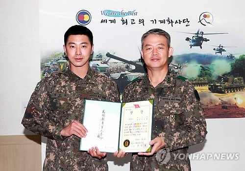 Đi muộn trong ngày đầu tiên trở lại quân ngũ, T.O.P (Big Bang) bị ném đá thậm tệ và so sánh với Yunho Đi muộn trong ngày đầu tiên trở lại quân ngũ, T.O.P (Big Bang) bị ném đá thậm tệ và so sánh với Yunho