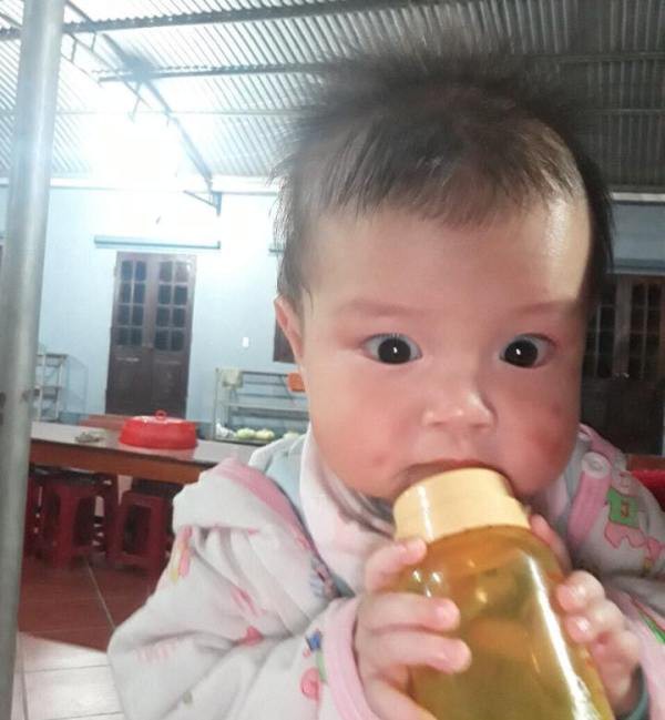 Xôn xao bé trai bị bỏ rơi trước cổng chùa cùng lá thư