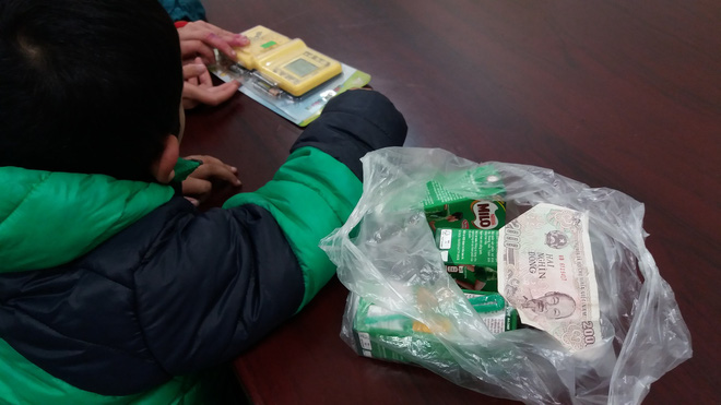 Tìm được bé trai 5 tuổi mồ côi mẹ bỏ nhà đi chơi với bạn khi đang lang thang sau 1 đêm