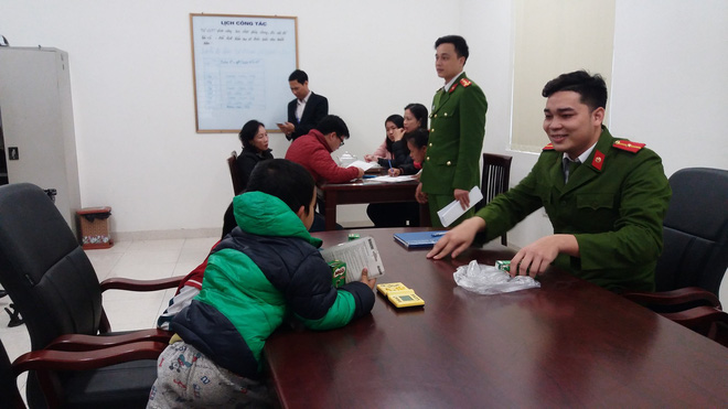 Tìm được bé trai 5 tuổi mồ côi mẹ bỏ nhà đi chơi với bạn khi đang lang thang sau 1 đêm