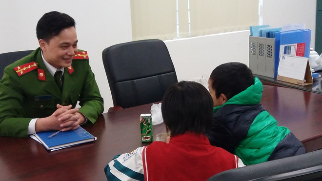 Tìm được bé trai 5 tuổi mồ côi mẹ bỏ nhà đi chơi với bạn khi đang lang thang sau 1 đêm