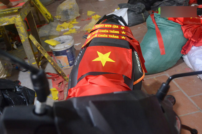 Hà Nội: Trắng đêm sản xuất cờ đỏ, băng rôn để phục vụ cổ động viên U23 Việt Nam trước thềm chung kết