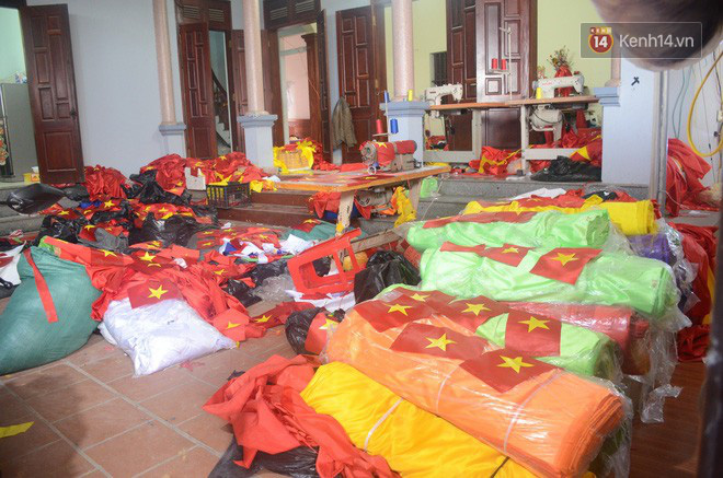 Hà Nội: Trắng đêm sản xuất cờ đỏ, băng rôn để phục vụ cổ động viên U23 Việt Nam trước thềm chung kết