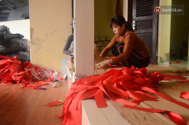 Hà Nội: Trắng đêm sản xuất cờ đỏ, băng rôn để phục vụ cổ động viên U23 Việt Nam trước thềm chung kết