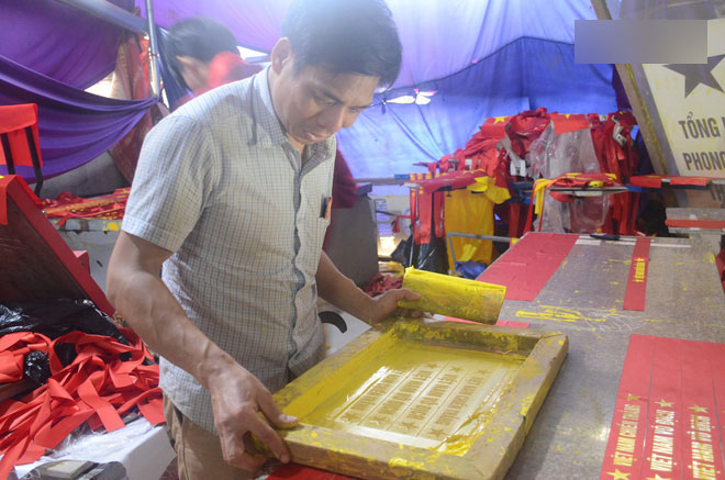 Hà Nội: Trắng đêm sản xuất cờ đỏ, băng rôn để phục vụ cổ động viên U23 Việt Nam trước thềm chung kết