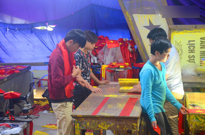 Hà Nội: Trắng đêm sản xuất cờ đỏ, băng rôn để phục vụ cổ động viên U23 Việt Nam trước thềm chung kết