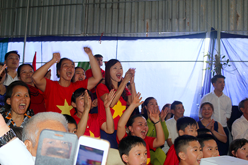 Gia đình trung vệ Bùi Tiến Dũng tất bật chuẩn bị xem trận chung kết