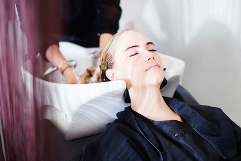 Đừng gội đầu theo những kiểu này: Nguy hại vì có thể khiến bạn bị méo mồm, lệch mặt, thậm chí là đột quỵ