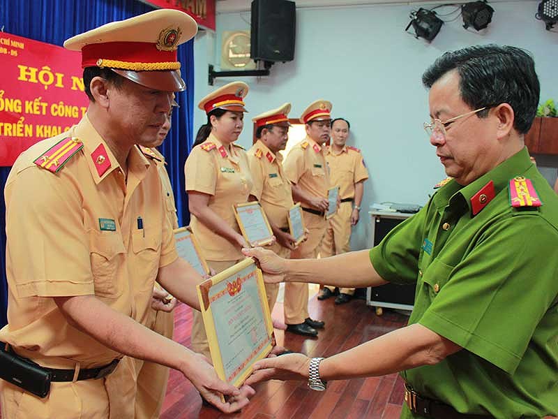 CSGT TP.HCM gồng mình với kẹt xe