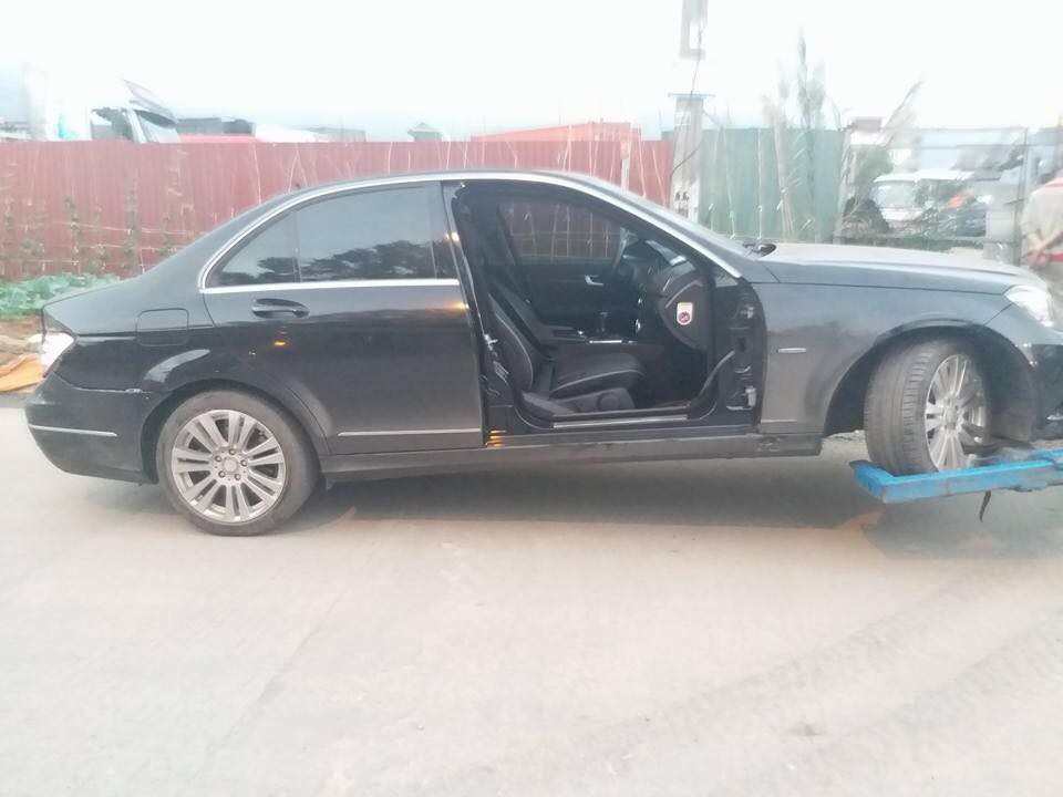 Clip: Xe Mercedes vượt phải thử độ cứng với container rồi bay luôn một cánh cửa