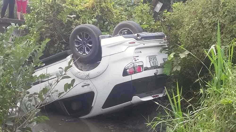 Ôtô lao xuống mương, 4 người đập cửa kêu cứu