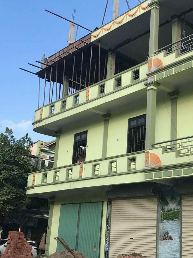 Nhân chứng kể lại giây phút thanh sắt rơi trúng nóc xe taxi khiến 1 người tử vong