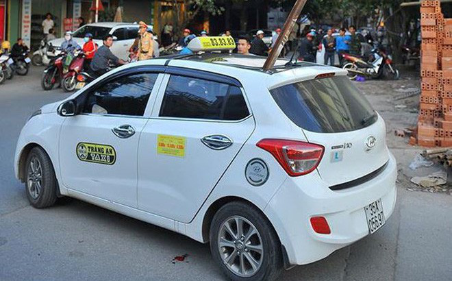 Nhân chứng kể lại giây phút thanh sắt rơi trúng nóc xe taxi khiến 1 người tử vong