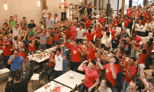 Quán bia, nhà hàng cháy chỗ ngồi xem chung kết U23