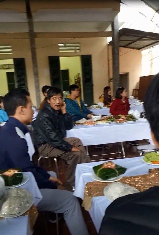 Đám cưới đúng ngày U23 Việt Nam đá chung kết: Cỗ dọn lên không ai ăn, loa đài dùng chiếu bóng đá Đám cưới đúng ngày U23 Việt Nam đá chung kết: Cỗ dọn lên không ai ăn, loa đài dùng chiếu bóng đá
