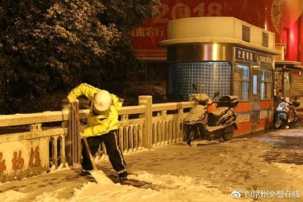 Cảnh sát Thường Châu cởi trần dọn tuyết Cảnh sát Thường Châu cởi trần dọn tuyết