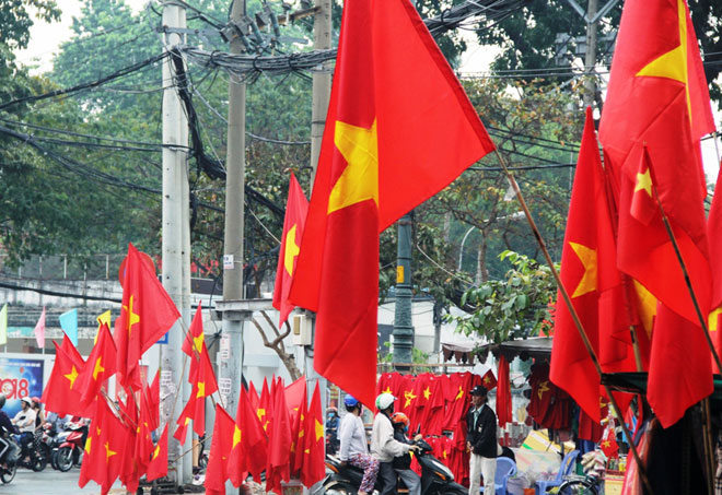 Người Sài Gòn ùn ùn đi mua cờ, băng rôn cổ vũ U23 Việt Nam lấy vàng Người Sài Gòn ùn ùn đi mua cờ, băng rôn cổ vũ U23 Việt Nam lấy vàng