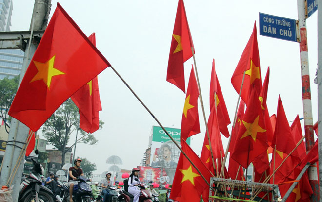 Người Sài Gòn ùn ùn đi mua cờ, băng rôn cổ vũ U23 Việt Nam lấy vàng