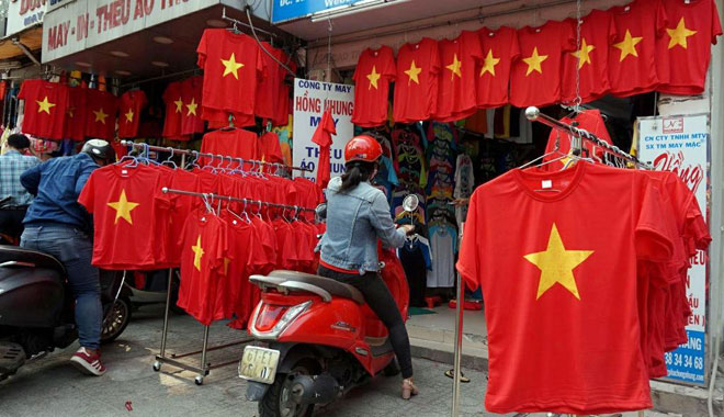 Người Sài Gòn ùn ùn đi mua cờ, băng rôn cổ vũ U23 Việt Nam lấy vàng Người Sài Gòn ùn ùn đi mua cờ, băng rôn cổ vũ U23 Việt Nam lấy vàng
