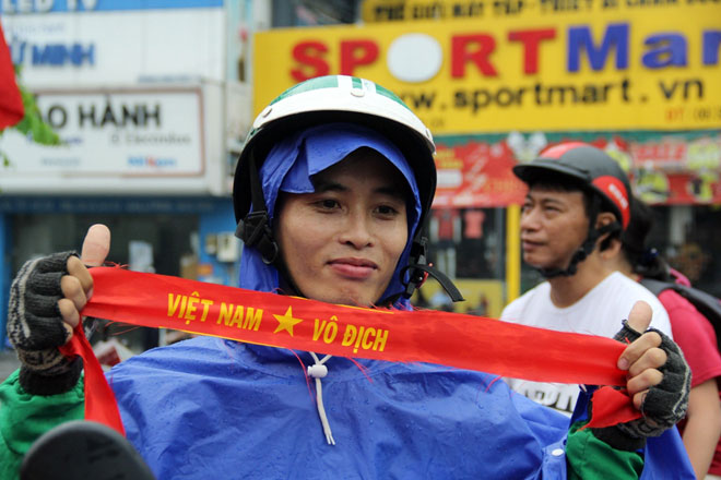 Người Sài Gòn ùn ùn đi mua cờ, băng rôn cổ vũ U23 Việt Nam lấy vàng