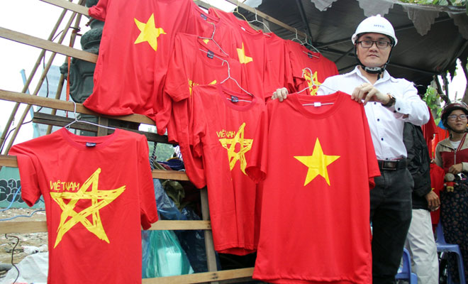 Người Sài Gòn ùn ùn đi mua cờ, băng rôn cổ vũ U23 Việt Nam lấy vàng