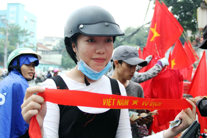 Người Sài Gòn ùn ùn đi mua cờ, băng rôn cổ vũ U23 Việt Nam lấy vàng Người Sài Gòn ùn ùn đi mua cờ, băng rôn cổ vũ U23 Việt Nam lấy vàng