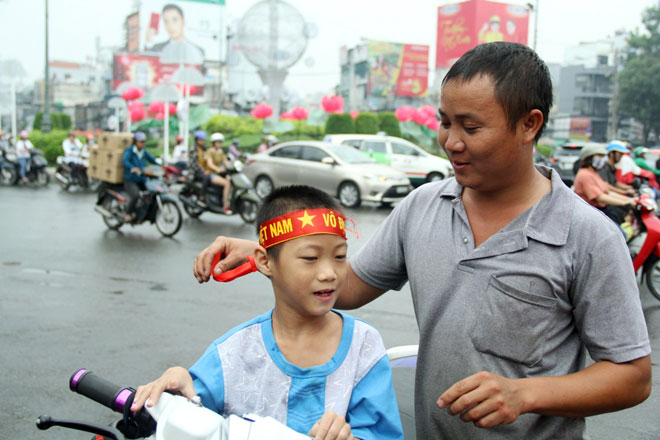 Người Sài Gòn ùn ùn đi mua cờ, băng rôn cổ vũ U23 Việt Nam lấy vàng Người Sài Gòn ùn ùn đi mua cờ, băng rôn cổ vũ U23 Việt Nam lấy vàng