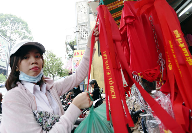 Người Sài Gòn ùn ùn đi mua cờ, băng rôn cổ vũ U23 Việt Nam lấy vàng