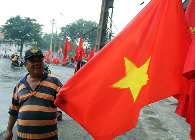 Người Sài Gòn ùn ùn đi mua cờ, băng rôn cổ vũ U23 Việt Nam lấy vàng