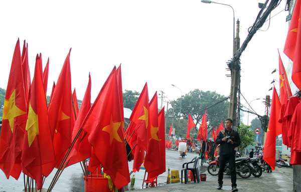 Người Sài Gòn ùn ùn đi mua cờ, băng rôn cổ vũ U23 Việt Nam lấy vàng