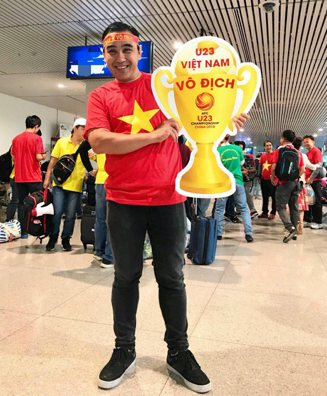 Quyền Linh, Bình Minh, Hoàng Bách... ngỡ ngàng khi chẳng hẹn mà gặp cả showbiz trên chuyến bay tới Thường Châu