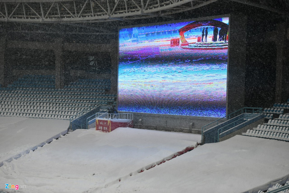 Tuyết phủ kín sân vận động diễn ra trận chung kết U23 châu Á