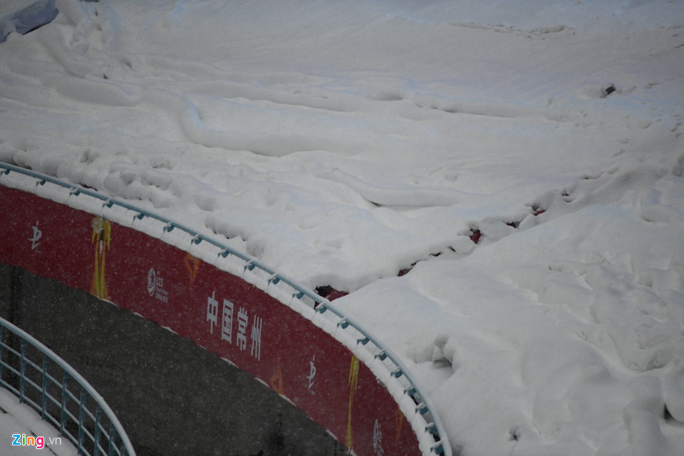 Tuyết phủ kín sân vận động diễn ra trận chung kết U23 châu Á